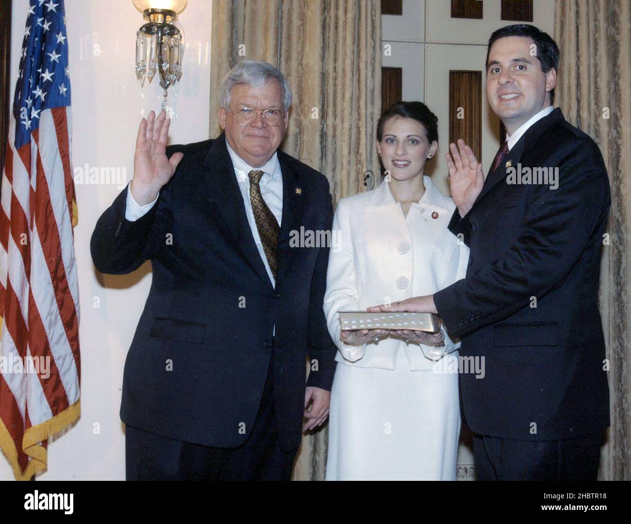 Sprecher Hastert schwört in der Republik Nunes auf seine zweite Amtszeit im Kongress. Elizabeth, die Frau von Rep. Nunes, hält die bibel Ca. Januar 2005 Stockfoto