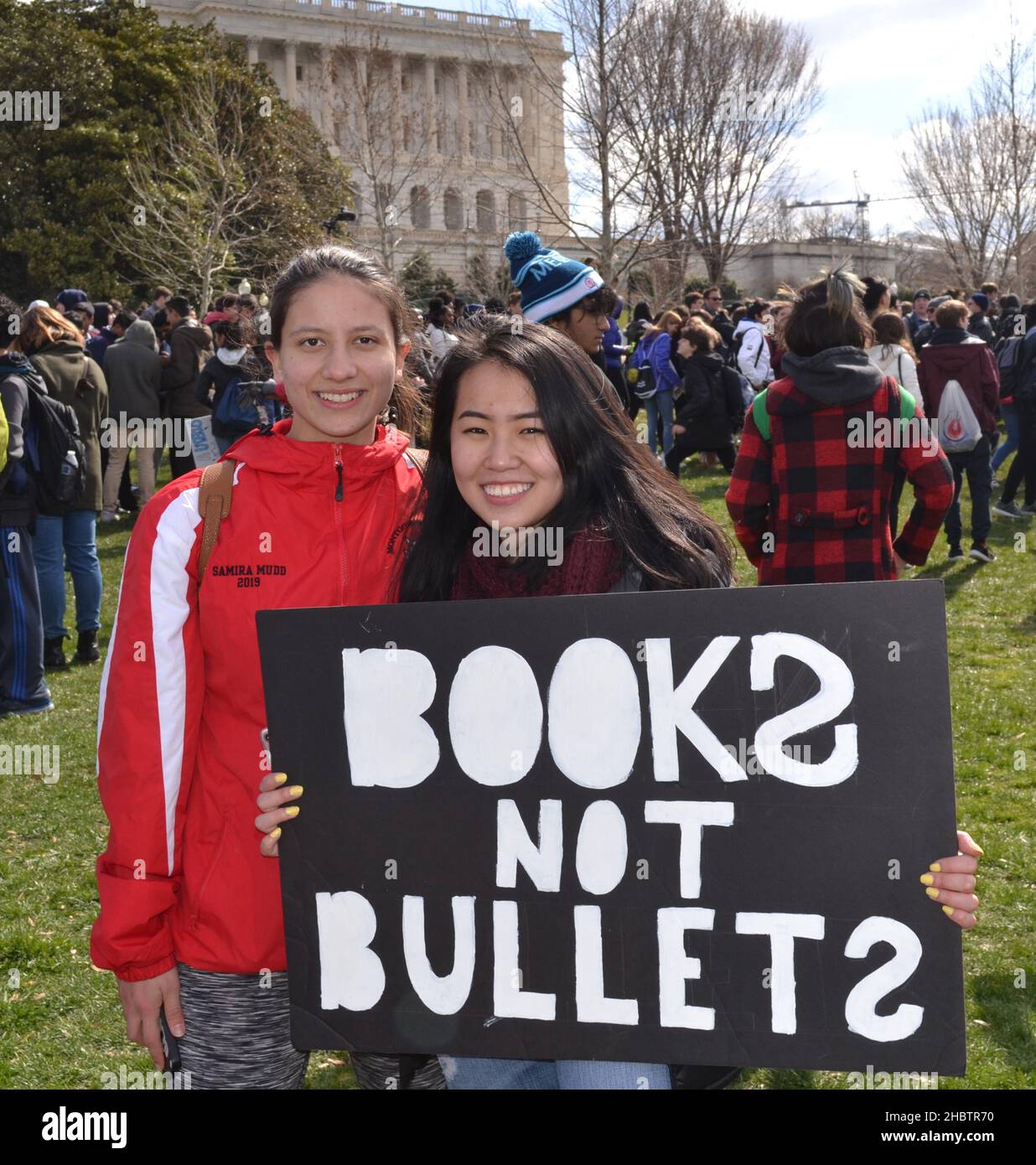 Demonstranten mit einem Schild „Books Not Bullets“ Ca. 14. März 2018 Stockfoto