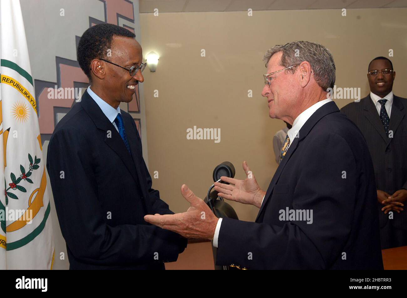 Jim Inhofe trifft sich mit Präsident Paul Kagame aus Ruanda. Ca. 11. Juni 2005 Stockfoto