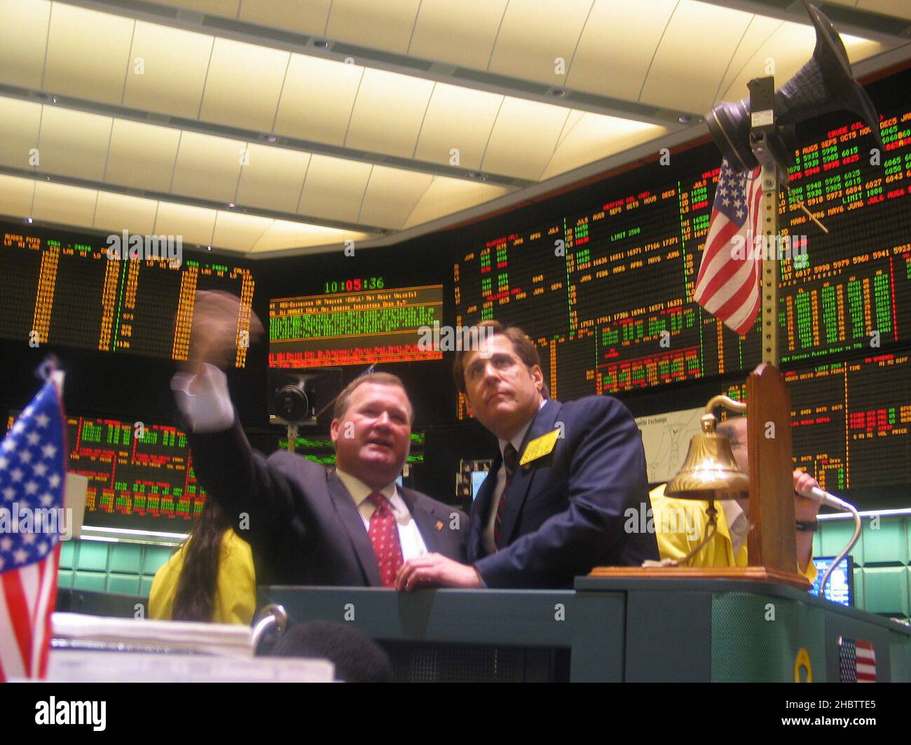 Der Kongressabgeordnete Steve Rothman läutete die Eröffnungsglocke und begann mit dem Handel auf dem Boden der 132 Jahre alten New York Mercantile Exchange (NYMEX). Rothman wurde auf der Plattform von NYMEX-Präsident James Newsome unterstützt. Ca. 20. Juni 2005 Stockfoto