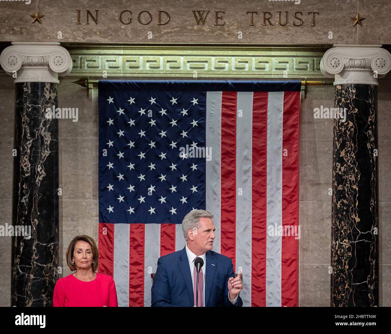 Der Kongressabgeordnete Kevin McCarthy auf dem Rednerpodium mit in God We Trust an der Wand über ihm im US-Kapitol Ca. 31. Juli 2020 Stockfoto