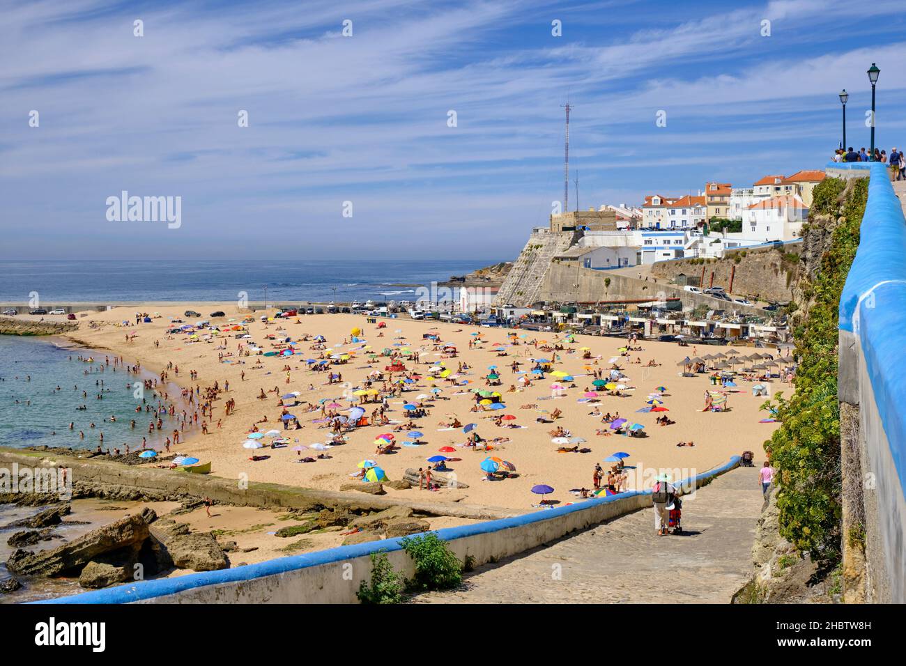 Der Strand Praia dos Pescadores (Fischerstrand) und das Dorf Ericeira mit Blick auf den Atlantischen Ozean. Portugal Stockfoto
