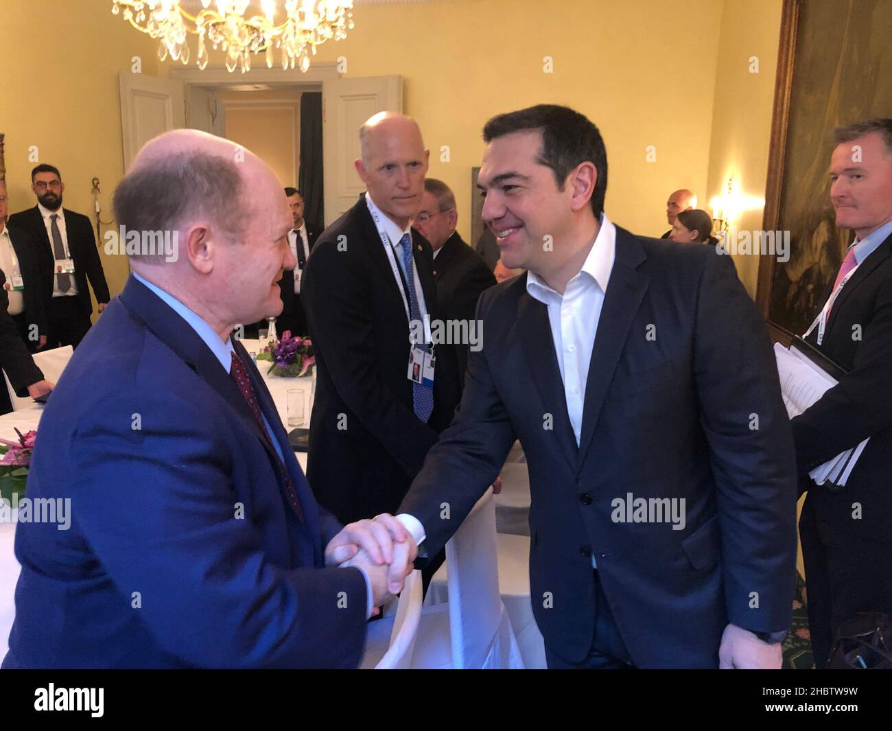 Senator Chris Coons schüttelt sich die Hände mit dem griechischen Premierminister Alexis Tsipras Ca. 18. Februar 2019 Stockfoto