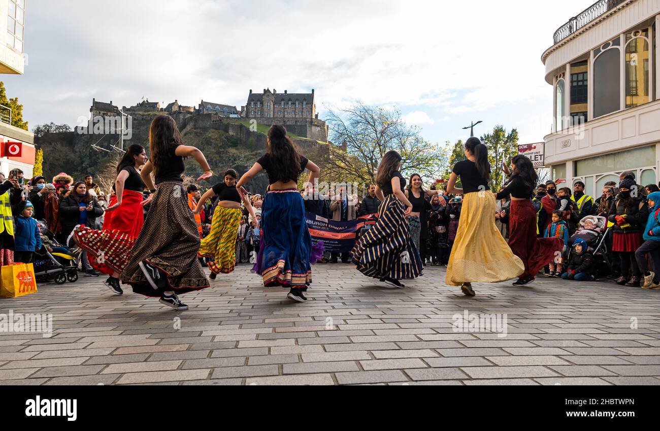 Indische Tanzgruppe, die auf dem Diwali Festival mit Edinburgh Castle Backdrop, Edinburgh, Schottland, Großbritannien, auftrat Stockfoto