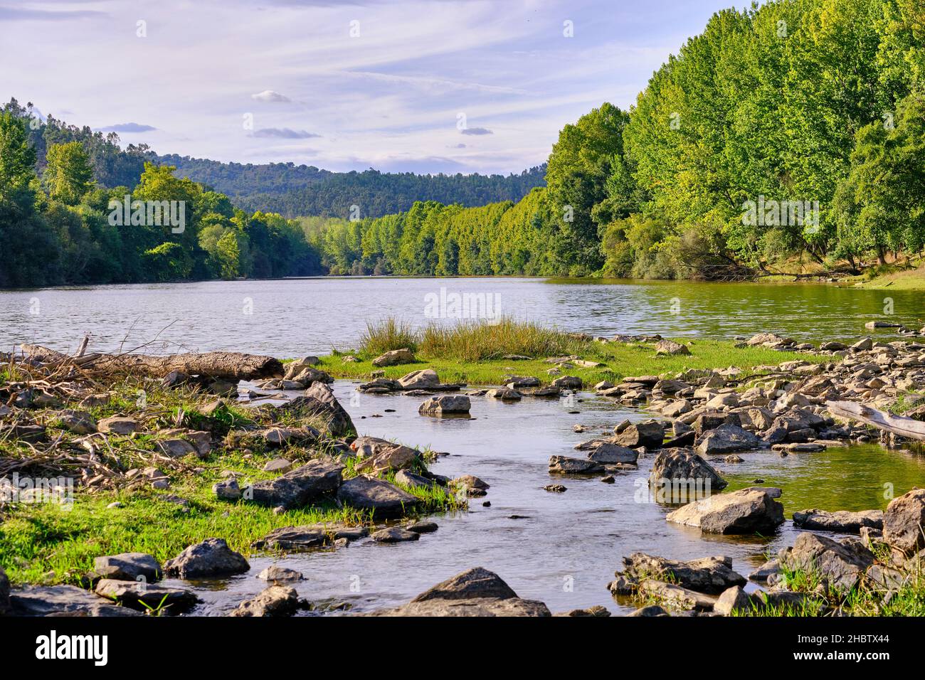 Der Tua-Fluss bei Frechas im Herbst. Regionaler Naturpark von Tale do Tua, Mirandela. Portugal Stockfoto