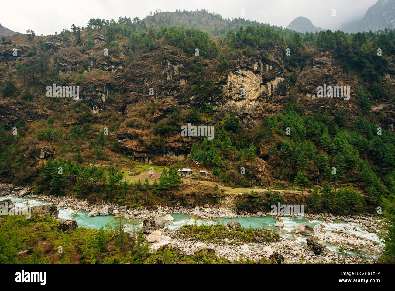 Wunderschöne Berglandschaft im Himalaya, Nepal. Große Berge, blauer Fluss und frische Luft. Hochwertige Fotos Stockfoto