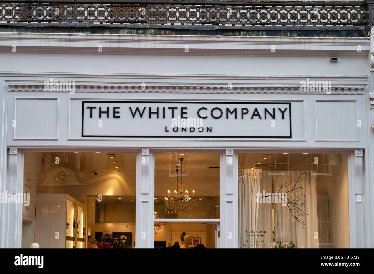 Edinburgh, Schottland - 21. Nov 2021: Das Schild für den Laden der White Company in Edinburgh. Stockfoto
