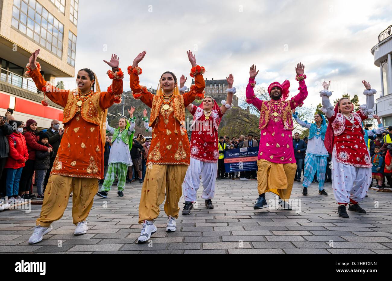 Indische Tänzerinnen tanzen auf dem Diwali Festival Event, mit Edinburgh Castle im Hintergrund, Edinburgh, Schottland, Großbritannien Stockfoto