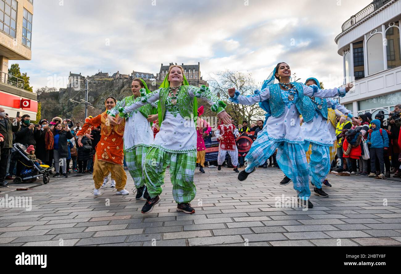 Indische Tänzerinnen tanzen auf dem Diwali Festival Event, mit Edinburgh Castle im Hintergrund, Edinburgh, Schottland, Großbritannien Stockfoto