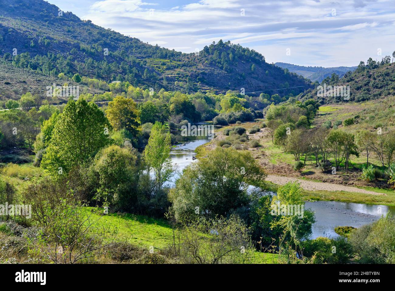 Der Tua-Fluss bei Cachao im Herbst. Regionaler Naturpark von Tale do Tua, Mirandela. Portugal Stockfoto