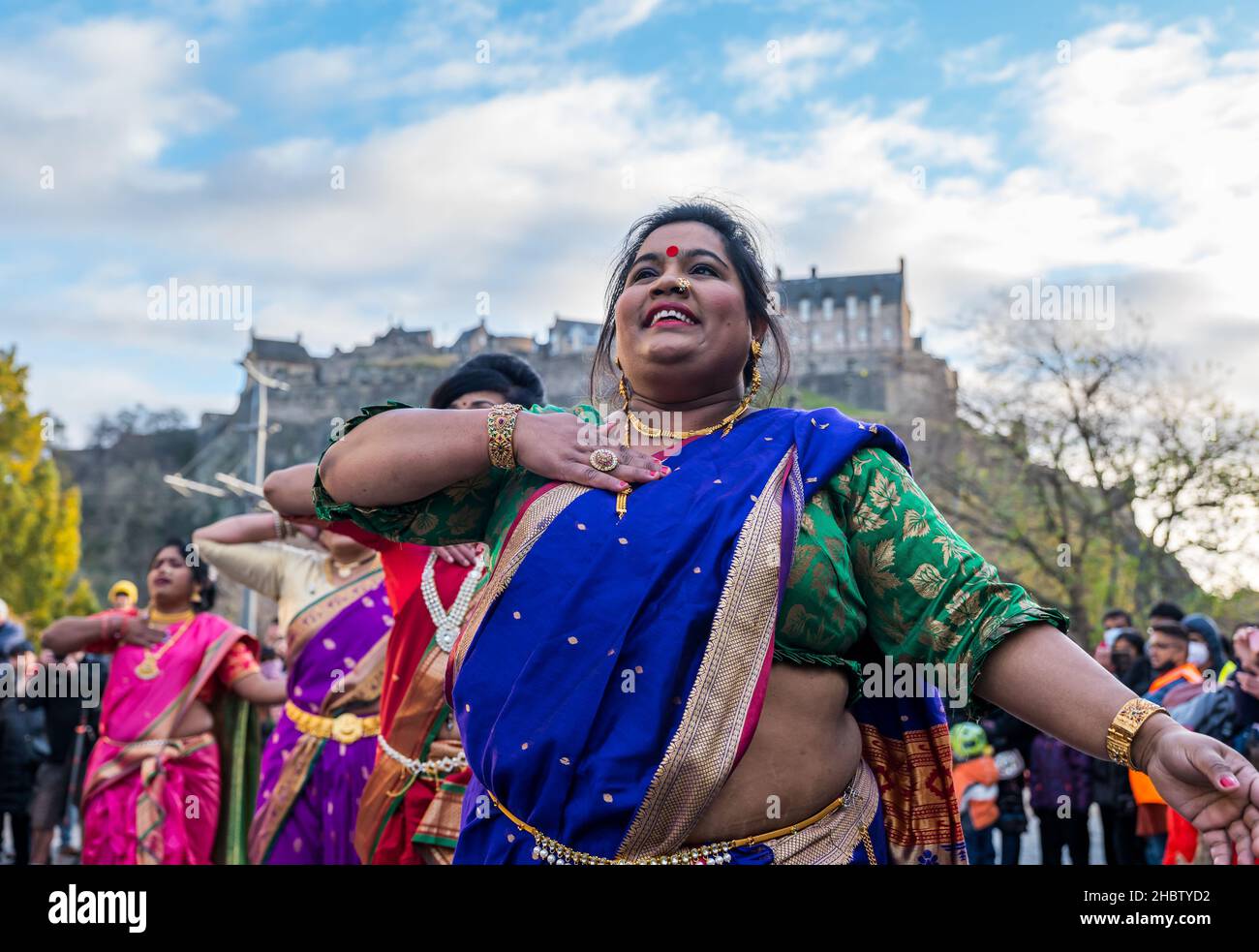 Indische Tänzerinnen tanzen auf dem Diwali Festival Event, mit Edinburgh Castle im Hintergrund, Edinburgh, Schottland, Großbritannien Stockfoto