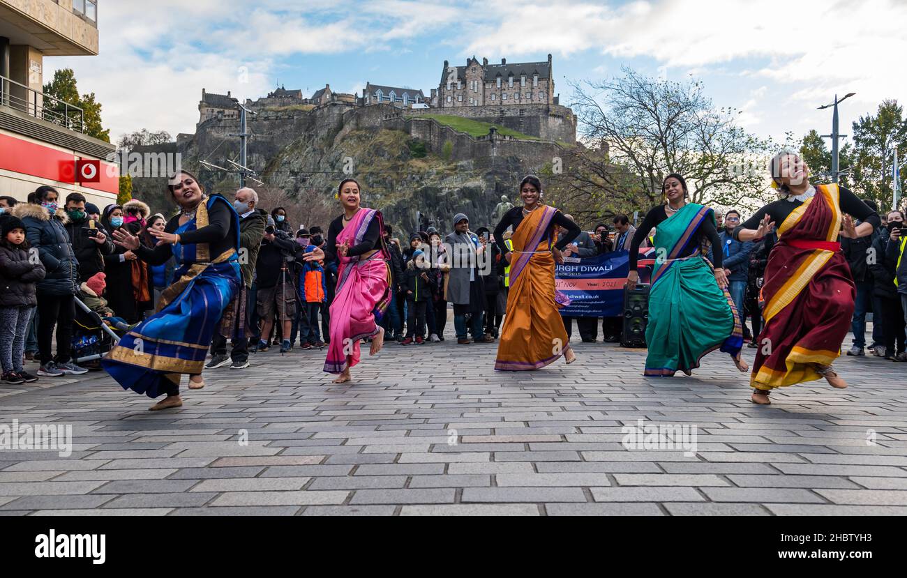 Indische Tänzerinnen tanzen auf dem Diwali Festival Event, mit Edinburgh Castle im Hintergrund, Edinburgh, Schottland, Großbritannien Stockfoto