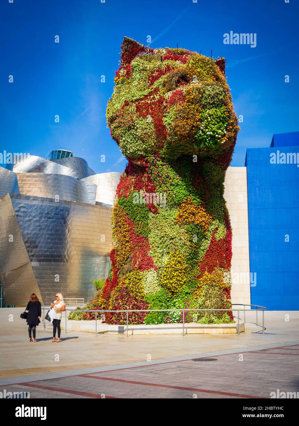 Bilbao, Baskenland, Spanien. September 2017. Menschen, die an einem sonnigen Morgen durch das Guggenheim Bilbao Museum für zeitgenössische Kunst gehen, Stockfoto
