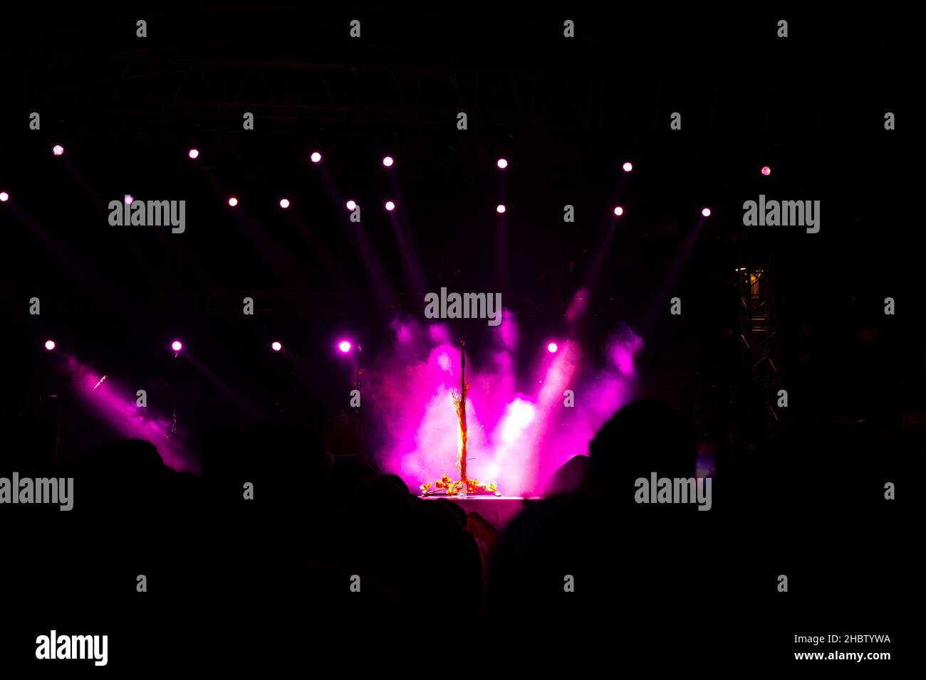 Mikrofon auf der Bühne und Scheinwerfer mit Nebeleffekt Stockfoto