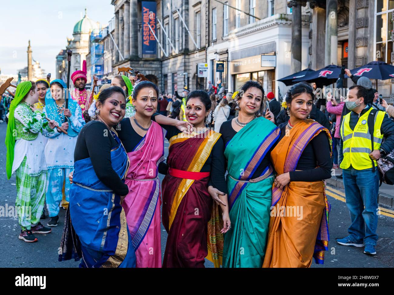 Indische Tänzerinnen posieren während der Parade beim Diwali Festival, Edinburgh, Schottland, Großbritannien Stockfoto