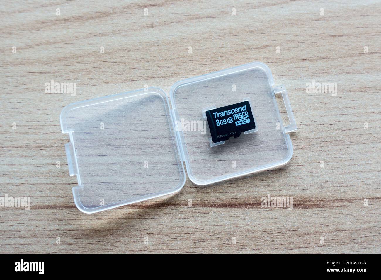 Kleine Speicherkarte der Micro SD-Version mit bis zu 8 GB in einem kleinen Stück Stockfoto