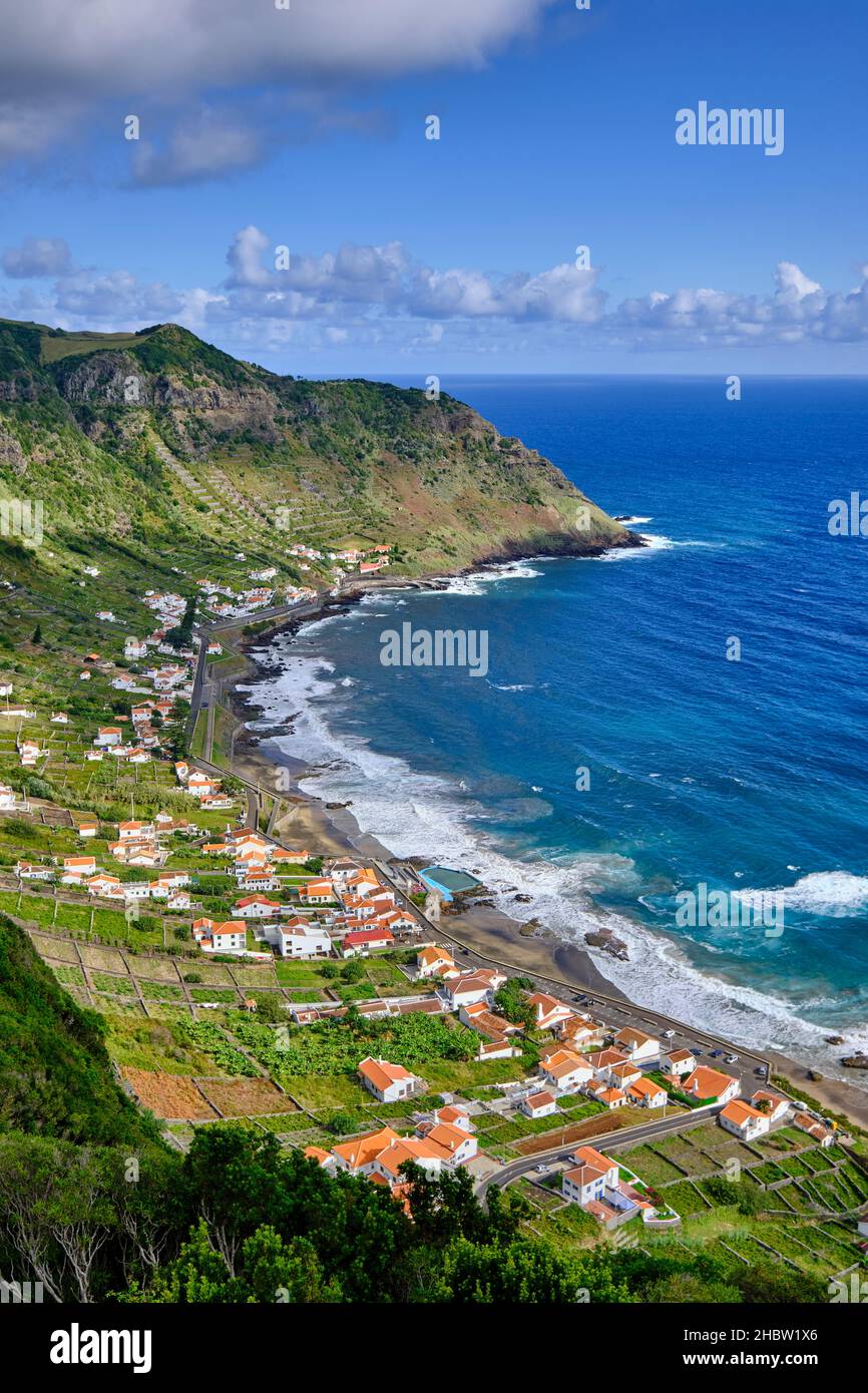 Bucht von São Lourenço (Baía de São Lourenço) mit terrassierten Weinbergen mit Blick auf das Meer. Santa Maria Insel. Azoren, Portugal Stockfoto