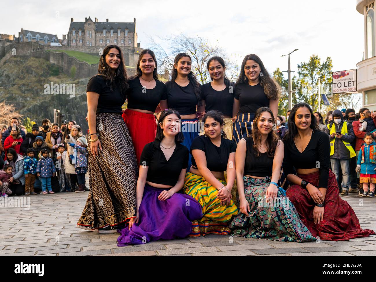 Indische Tanzgruppe posiert für Foto auf Diwali Festival Veranstaltung mit Edinburgh Castle Kulisse, Edinburgh, Schottland, Großbritannien Stockfoto