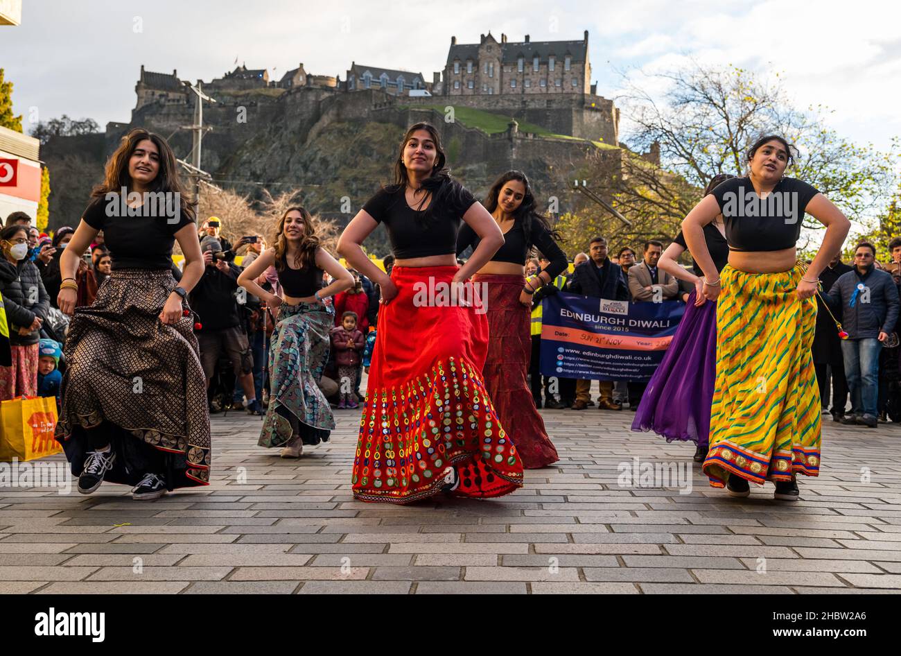Indische Tanzgruppe, die auf dem Diwali Festival mit Edinburgh Castle Backdrop, Edinburgh, Schottland, Großbritannien, auftrat Stockfoto