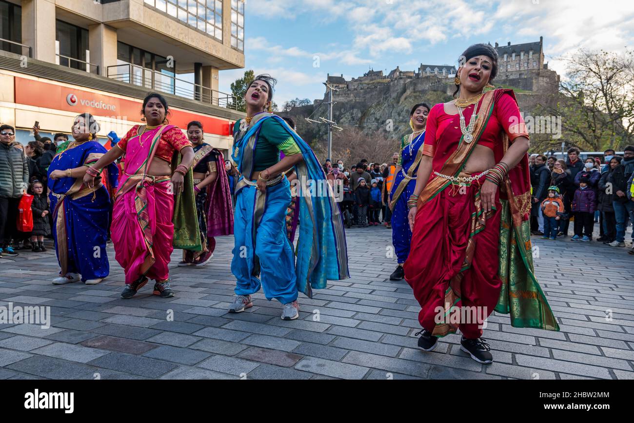 Indische Tänzerinnen tanzen auf dem Diwali Festival Event, mit Edinburgh Castle im Hintergrund, Edinburgh, Schottland, Großbritannien Stockfoto