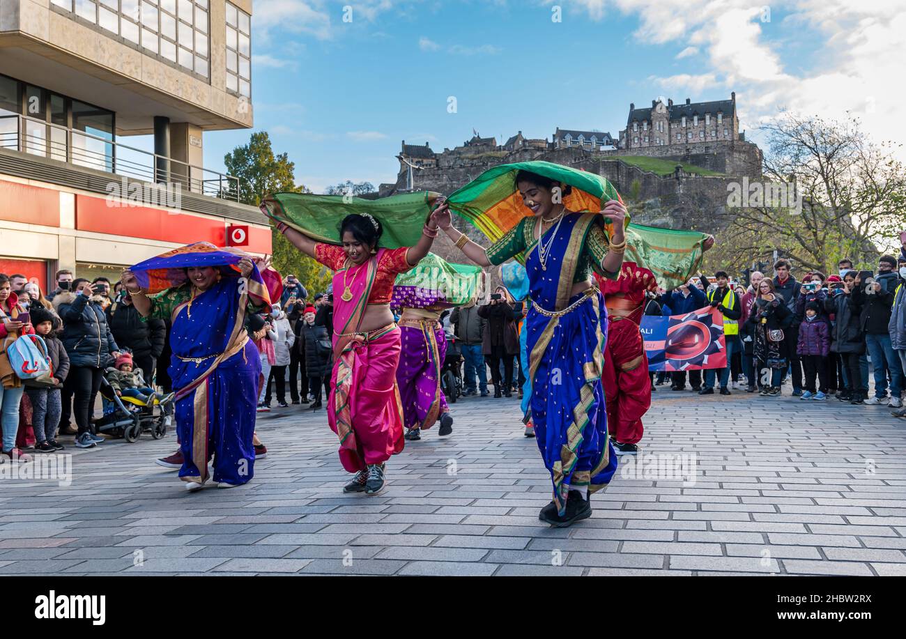 Indische Tänzerinnen tanzen auf dem Diwali Festival Event, mit Edinburgh Castle im Hintergrund, Edinburgh, Schottland, Großbritannien Stockfoto