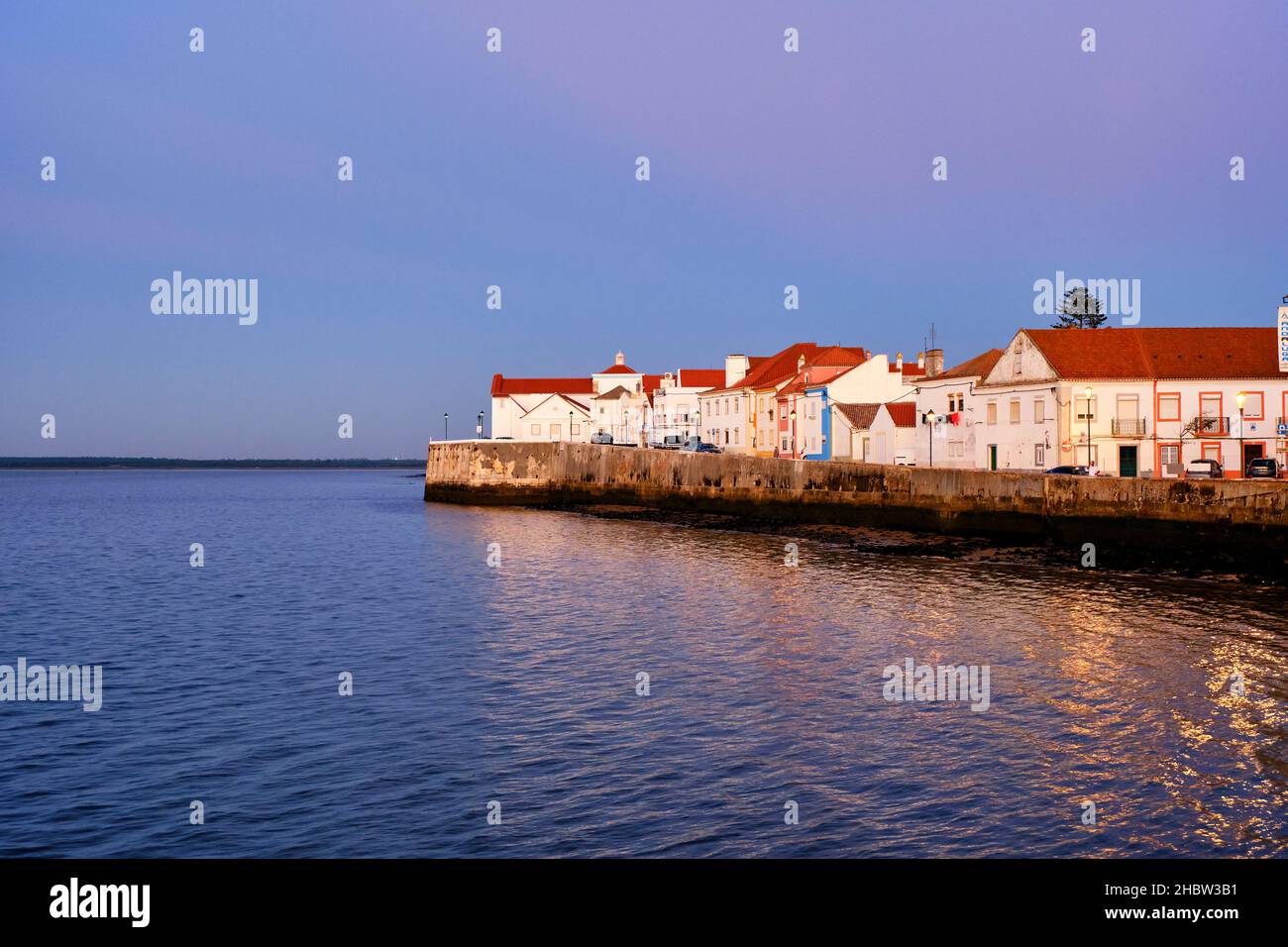 Das traditionelle Fischerdorf Alcochete, das sich entlang des Flusses Tejo erstreckt und in der Dämmerung gegenüber Lissabon liegt. Portugal Stockfoto