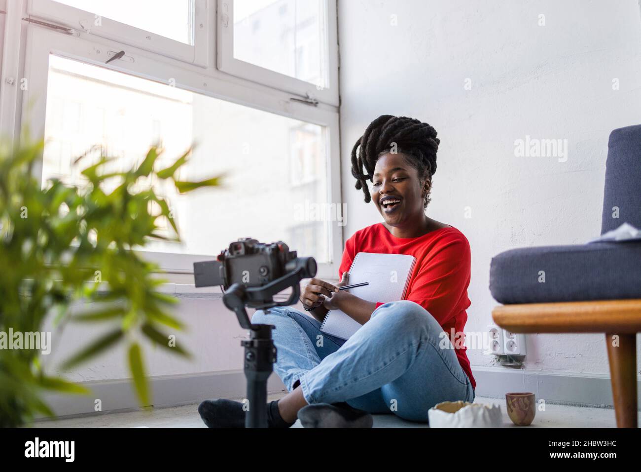 Weibliche Vloggerin, die Social-Media-Videos macht Stockfoto
