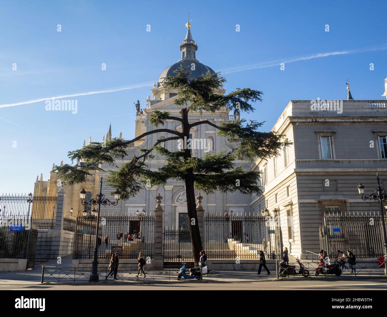 Bailen-Fassade der Almudena-Kathedrale, Madrid Stockfoto