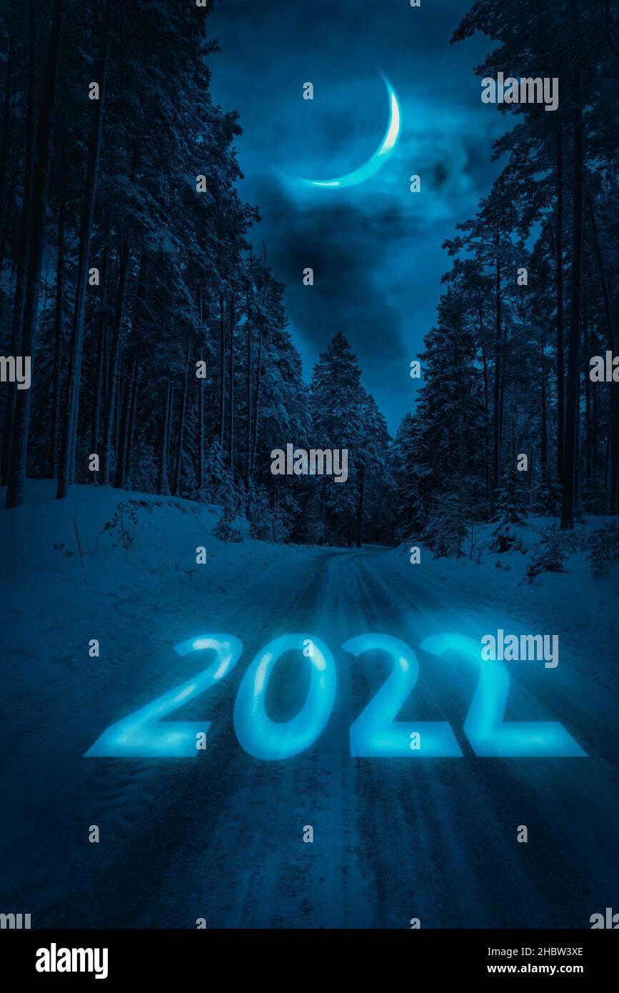 Neues Jahr 2022 oder einfaches Konzept. Text 2022 auf der Straße in der Mitte der Straße in der Nacht geschrieben. Konzept der Planung und Herausforderung, Geschäftsstrategie, Chance, Hoffnung. Hochwertige Fotos Stockfoto