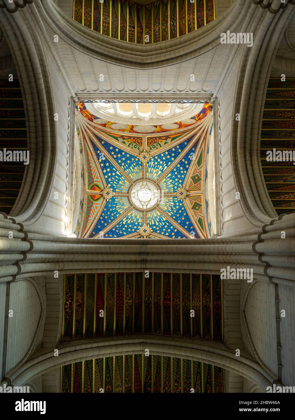 Decke der Almudena-Kathedrale und quadratische Kuppel im Innenraum, Madrid Stockfoto