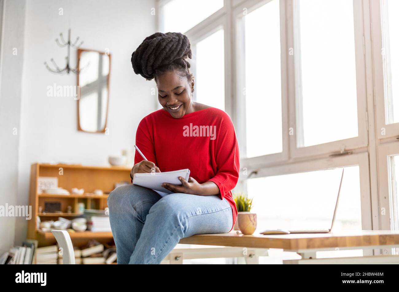 Junge Frau, die in einem kreativen Start-up-Unternehmen arbeitet Stockfoto