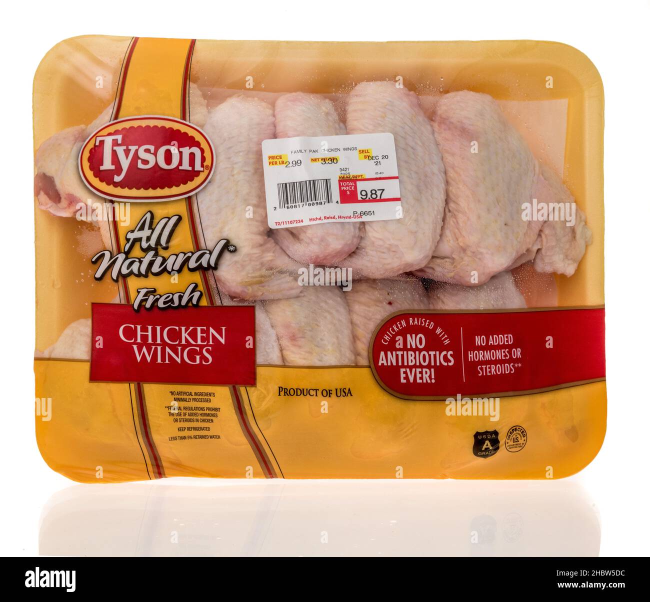 Winneconne, WI -10. Dezember 2021: Ein Paket von Tyson alle natruellen frischen Hähnchenbüffelflügeln auf einem isolierten Hintergrund Stockfoto