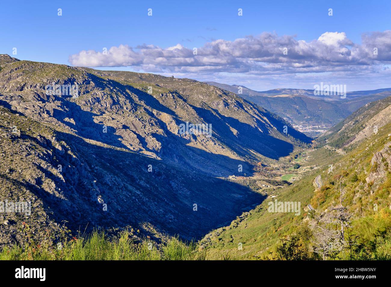 Gletschertal des Zezere Flusses. Manteigas, Naturpark Serra da Estrela. Portugal Stockfoto