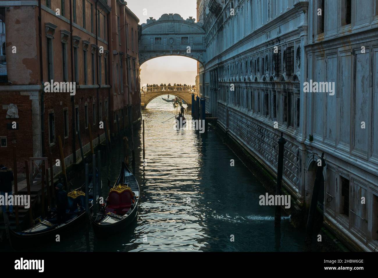 Venedig, Italien - Gondeln, Gondoliere und Touristen unter der berühmten Seufzerbrücke an einem Herbstnachmittag Stockfoto