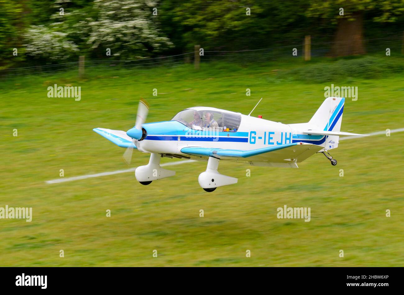 SAN Jodel D-150 Mascaret Flugzeug G-IEJH beim Start auf der Landrasen-Landepiste Henham Park in Suffolk, Großbritannien. Von Bäumen gesäumte Grasbahn. Erbaut 1963 Stockfoto