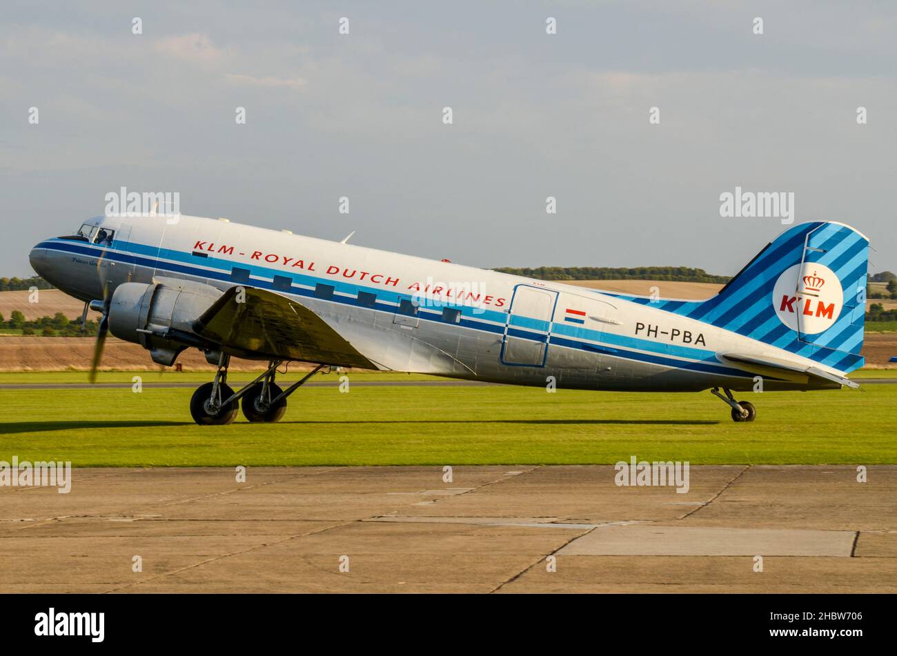 Douglas C-47A Skytrain-Flugzeug PH-PBA in der klassischen KLM Royal Dutch Airlines-Lackierung. Veteran des Zweiten Weltkriegs am D-Day. Dutch Dakota Association Stockfoto