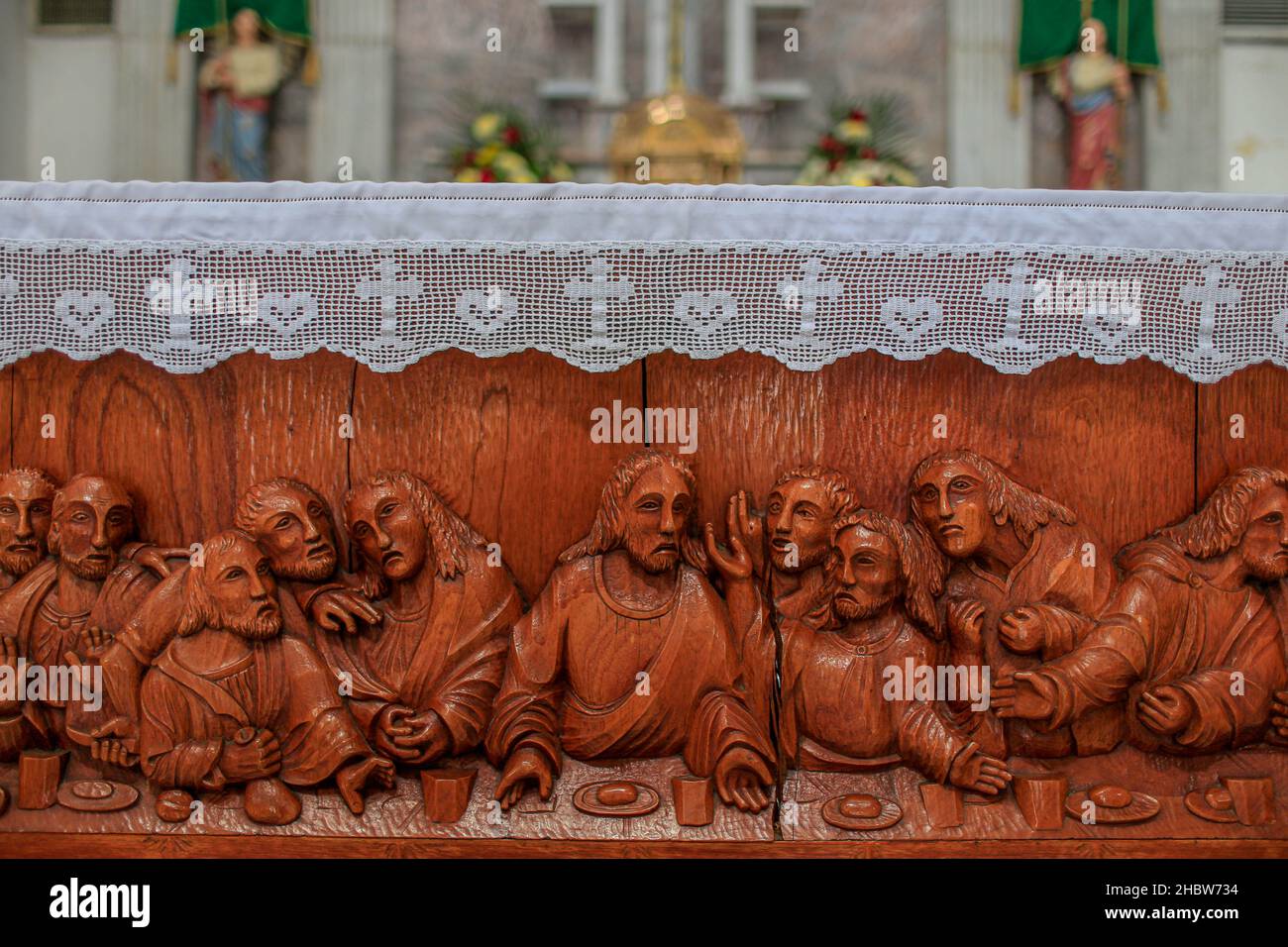 Jesus Cirsto und die zwölf Apostel, 12 nazateth, Christus, San Judas Tadeo, Moises in das letzte Abendmahl geschnitzt in Holz auf einem Tisch am Altar der Kirche oder Gemeinde unserer Lieben Frau von Guadalupe ist das größte katholische Gebäude in der Stadt Altar , Sonora liegt im Norden von Sonora, Mexiko. Katholische Kirche. © (© Foto: LuisGutierrez / NortePhoto.com) © Jesus Cirsto y los doce apostoles,12 nazateth, cristo, San Judas Tadeo, Moises en La Ultima Cena tallada en madera en una mesa en el Altar de la iglecia o parroquia de Nuestra Señora de Guadalupe es el Mayor edificio Católico de la Villa de Altar Stockfoto