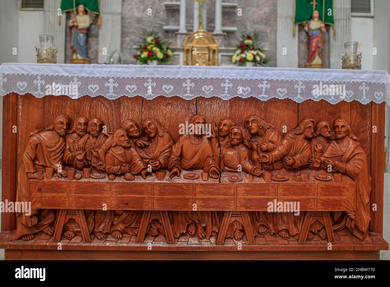 Jesus Cirsto und die zwölf Apostel, 12 nazateth, Christus, San Judas Tadeo, Moises in das letzte Abendmahl geschnitzt in Holz auf einem Tisch am Altar der Kirche oder Gemeinde unserer Lieben Frau von Guadalupe ist das größte katholische Gebäude in der Stadt Altar , Sonora liegt im Norden von Sonora, Mexiko. Katholische Kirche. © (© Foto: LuisGutierrez / NortePhoto.com) © Jesus Cirsto y los doce apostoles,12 nazateth, cristo, San Judas Tadeo, Moises en La Ultima Cena tallada en madera en una mesa en el Altar de la iglecia o parroquia de Nuestra Señora de Guadalupe es el Mayor edificio Católico de la Villa de Altar Stockfoto