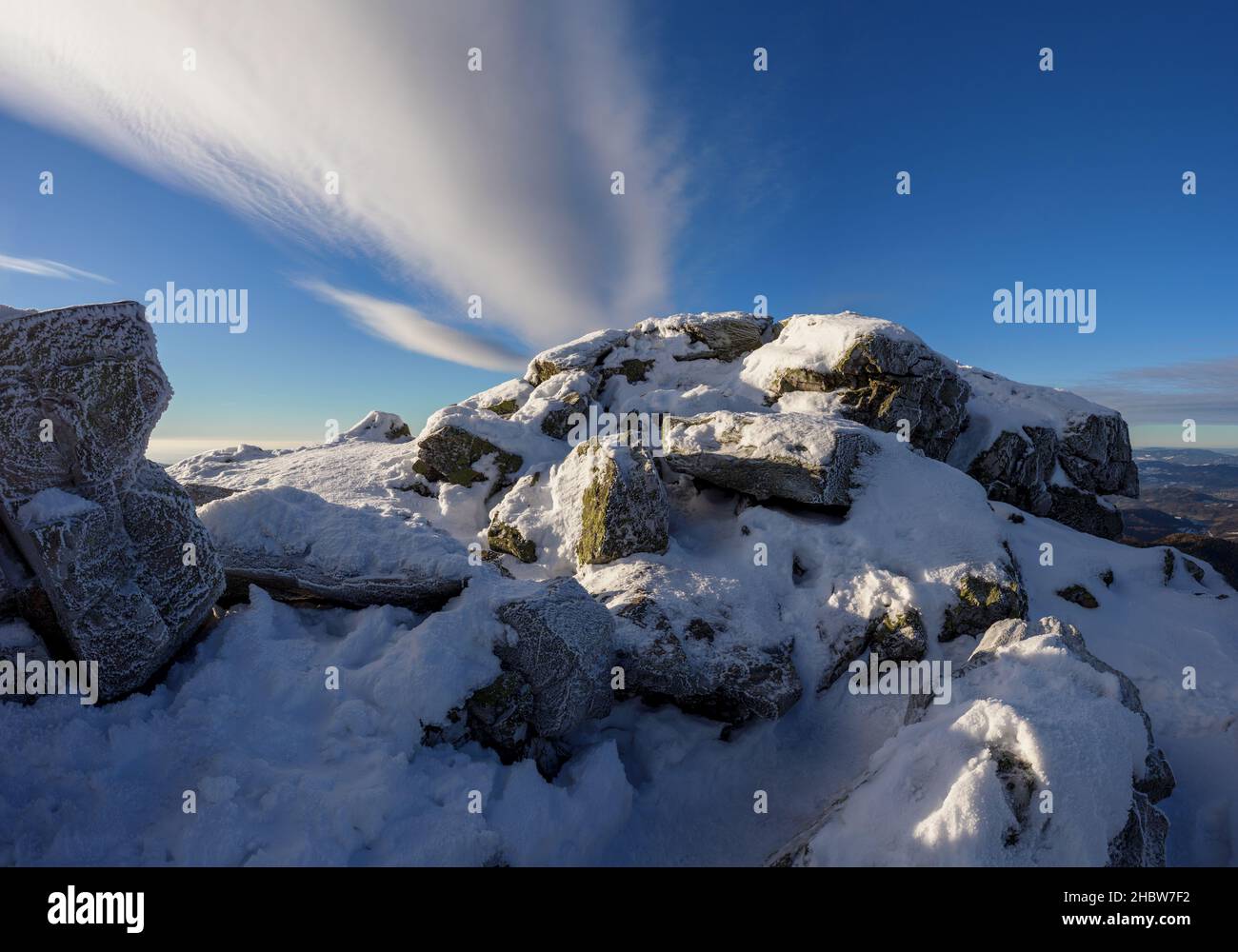 Ztracene kameny, Verlorene Steine, Jeseniky-Gebirge, Tschechische Republik, Tschechien - Felsen, Stein und Felsbrocken sind im Winter mit weißem Schnee bedeckt. Klar blau sk Stockfoto