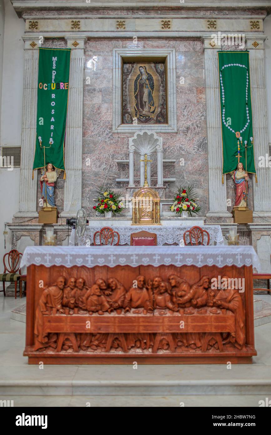 Jesus Cirsto und die zwölf Apostel, 12 nazateth, Christus, San Judas Tadeo, Moises in das letzte Abendmahl geschnitzt in Holz auf einem Tisch am Altar der Kirche oder Gemeinde unserer Lieben Frau von Guadalupe ist das größte katholische Gebäude in der Stadt Altar , Sonora liegt im Norden von Sonora, Mexiko. Katholische Kirche. © (© Foto: LuisGutierrez / NortePhoto.com) © Jesus Cirsto y los doce apostoles,12 nazateth, cristo, San Judas Tadeo, Moises en La Ultima Cena tallada en madera en una mesa en el Altar de la iglecia o parroquia de Nuestra Señora de Guadalupe es el Mayor edificio Católico de la Villa de Altar Stockfoto