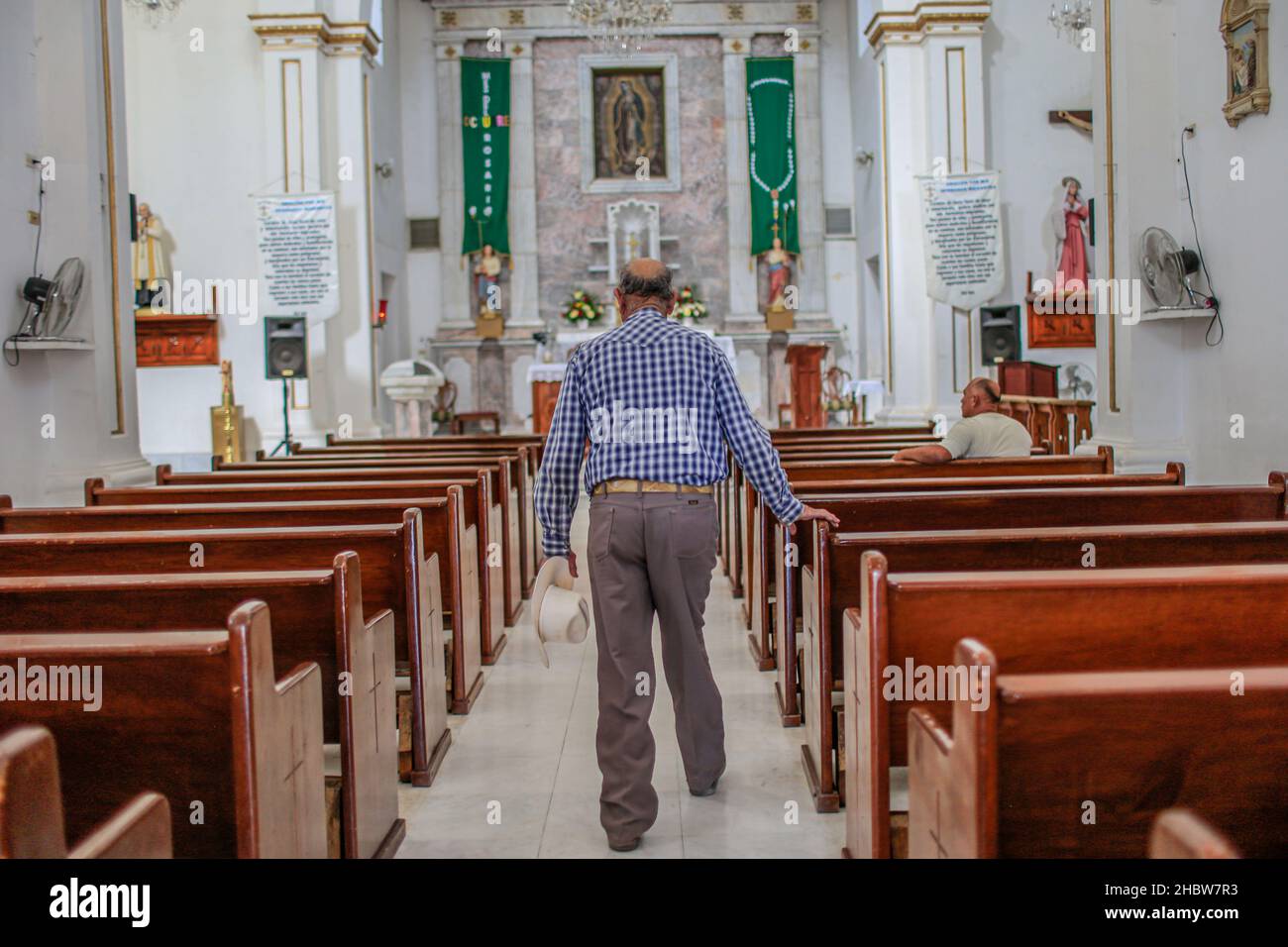 Ein alter Cowboy geht zum Altar des Tempels oder der Pfarrei unserer Lieben Frau von Guadalupe, dem größten katholischen Gebäude in der Stadt Altar, Sonora, im Norden von Sonora, Mexiko. Katholische Kirche. © (© Foto: LuisGutierrez / NortePhoto.com) © UN viejo vaquero camina al Altar del templo o parroquia de Nuestra Señora de Guadalupe es el Mayor edificio Católico de la Villa de Altar, Sonora ubicado en el norte de Sonora, México. Iglesia Católica.© (© Foto: LuisGutierrez/NortePhoto.com) © Stockfoto