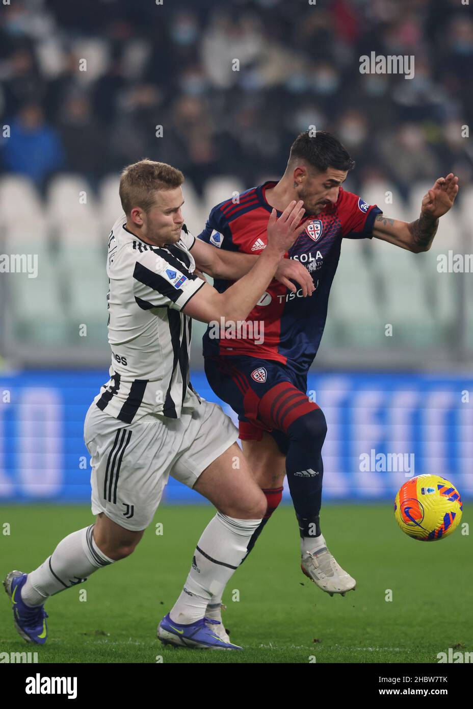 Turin, Italien, 21st. Dezember 2021. Matthijs De Ligt von Juventus tusles mit Alessandro Deiola von Cagliari während des Serie A Spiels im Allianz Stadium, Turin. Bildnachweis sollte lauten: Jonathan Moscrop / Sportimage Stockfoto