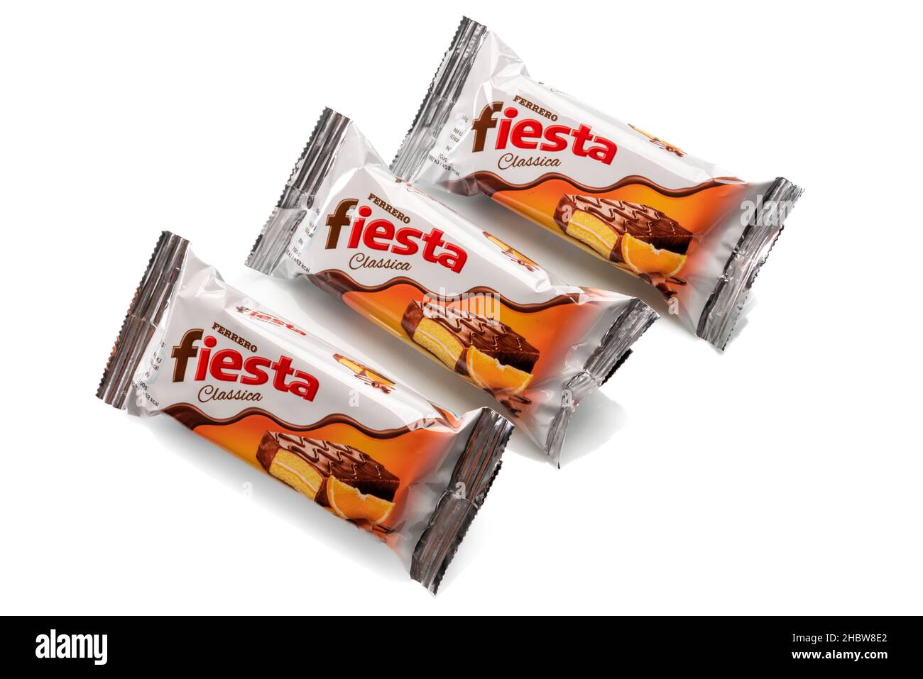 Alba, Italien - 21. Dezember 2021: Fiesta Ferrero Schokoladenjause für Kinder. Drei Packungen auf Weiß isoliert. Ferrero ist weltberühmte Süßwarenfabrik Stockfoto