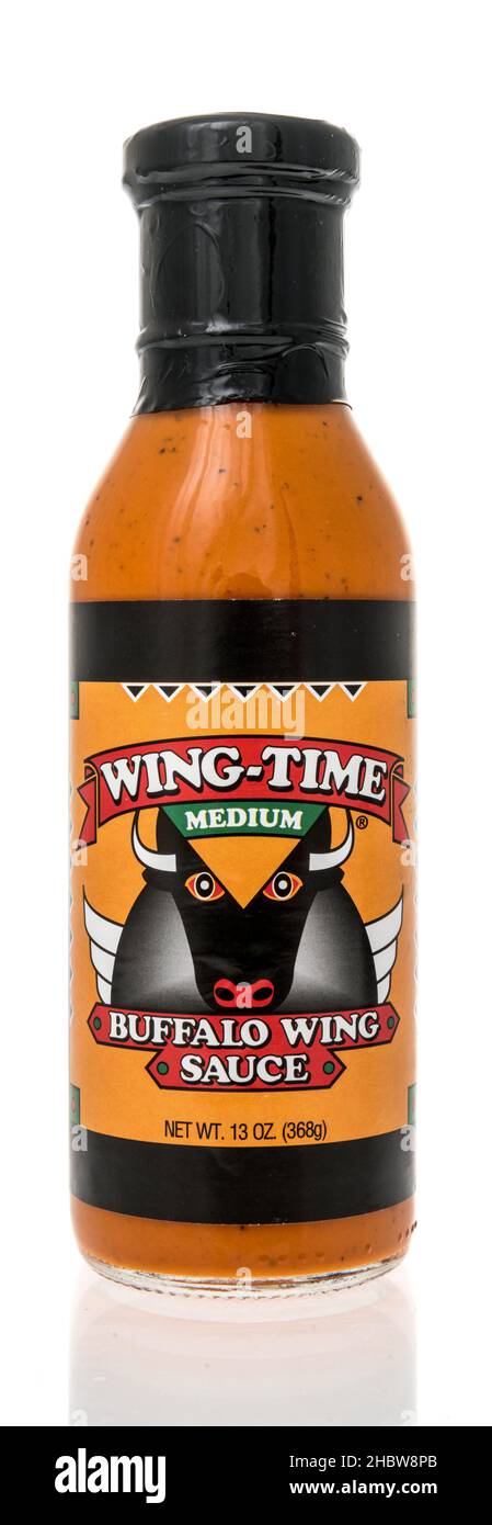 Winneconne, WI -14. Dezember 2021: Eine Flasche Wing Time Büffelflügelsauce auf einem isolierten Hintergrund Stockfoto