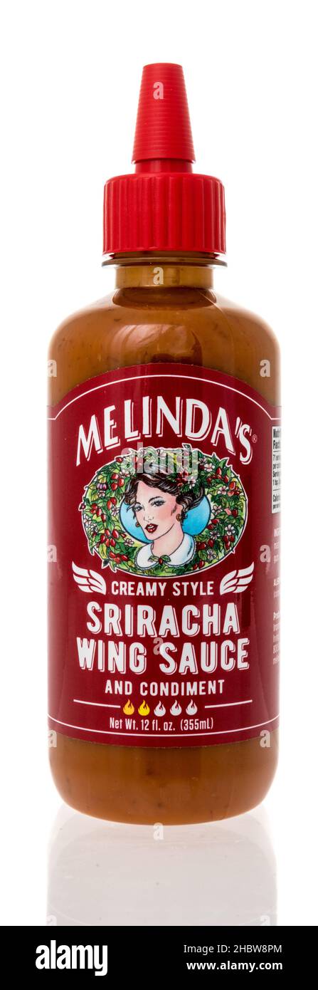 Winneconne, WI -14. Dezember 2021: Eine Flasche Melindas sriracha Flügelsauce auf einem isolierten Hintergrund Stockfoto