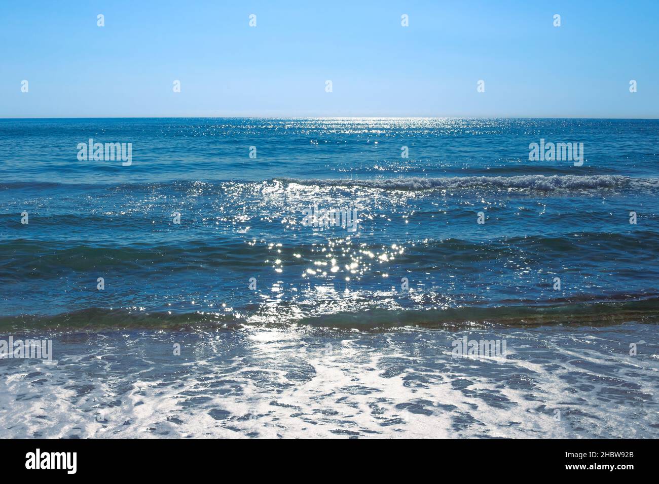 Ein wunderschönes blaues Meer mit einer Welle funkelt in der Sonne. Natürlicher Hintergrund der Natur, Meereslandschaft. Stockfoto