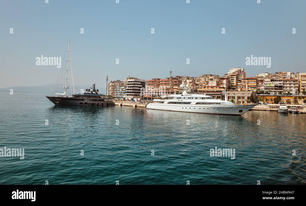 Saranda, Albanien - 30. Juli 2021: Luxusyachten im Passagierhafen. Saranda liegt an einem offenen MeeresGolf des Ionischen Meeres im Mittelmeer S Stockfoto