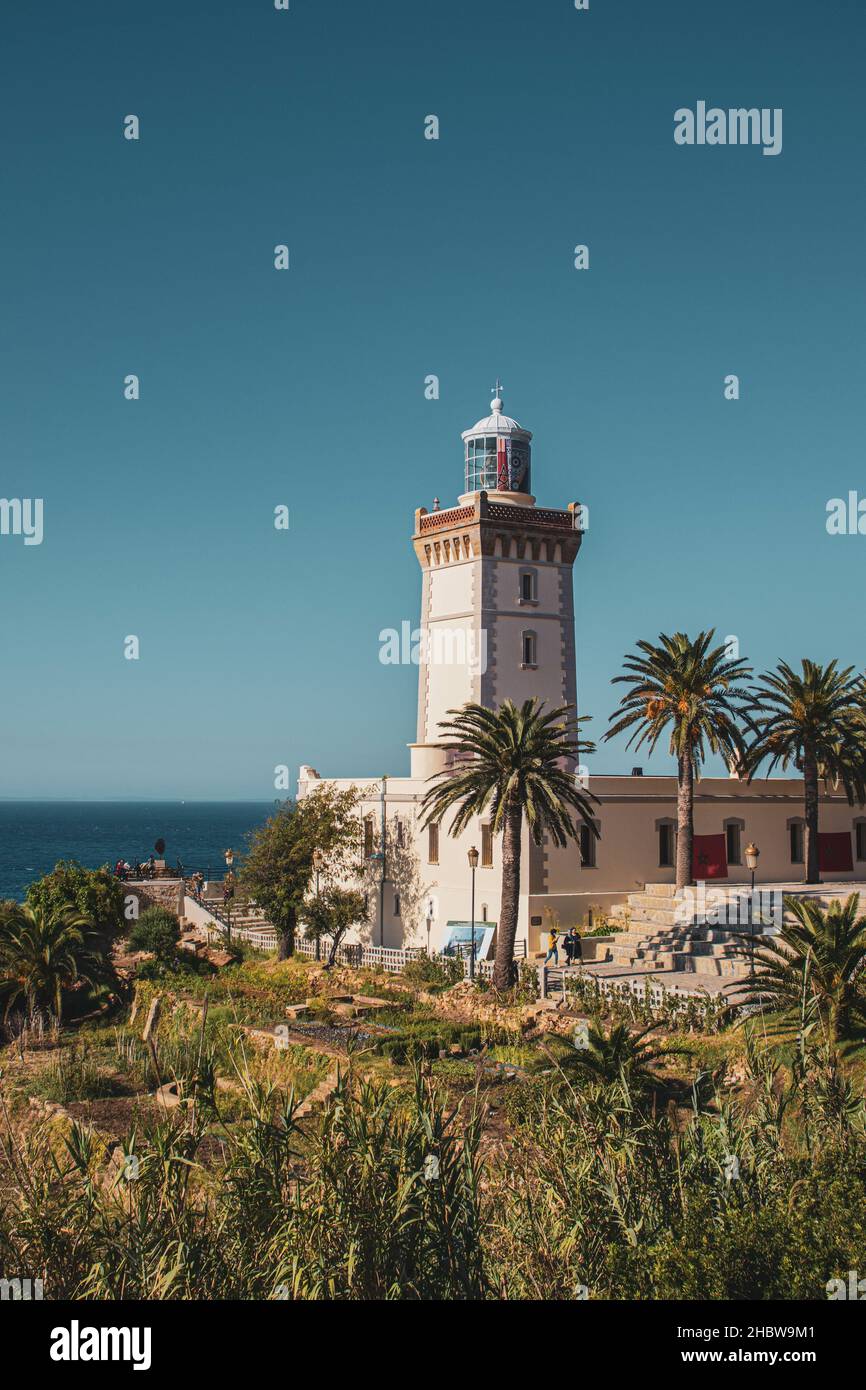 Eine vertikale Aufnahme des berühmten Leuchtturms von Cap Spartel in der Nähe von Tanger und Gibraltar, Marokko Stockfoto