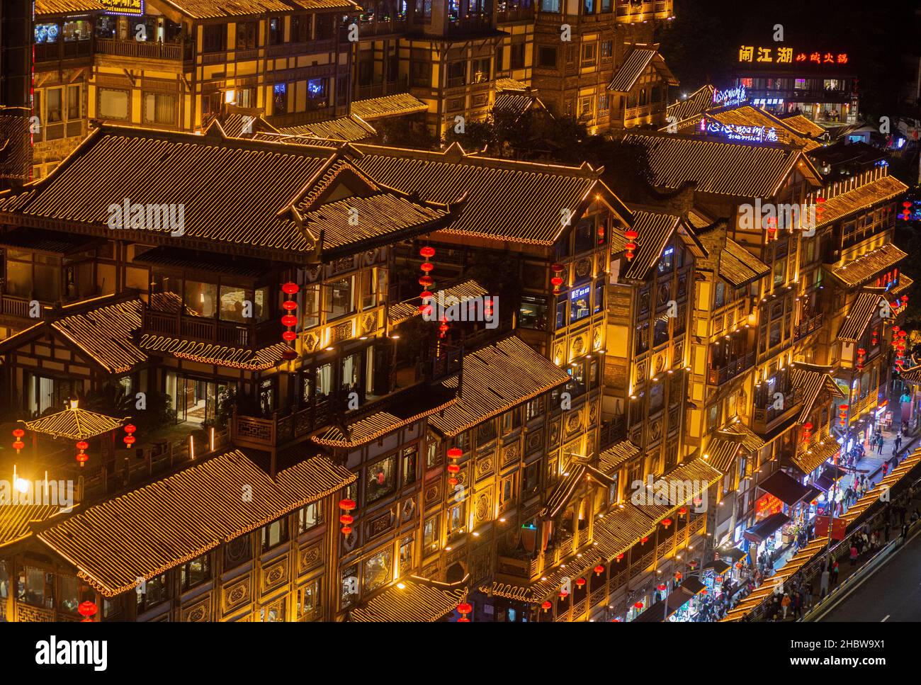 Hongyadong bei Nacht, Geschäftsgebäude in Chongqing. Volksrepublik China Stockfoto