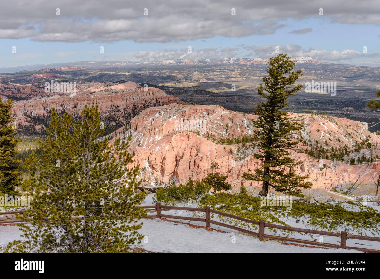 Bild aufgenommen nach dem ersten Schnee im Bryce Canyon NP nach dem ersten Schnee des Winters.2021 Stockfoto